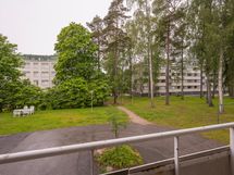 Taloyhtiön avara piha.