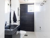 Yläkerran kylpyhuone/wc
