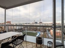 Myytävän huoneiston lasitettu parveke ja näkymät