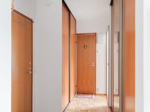 Eteisessä hyvät säilytystilattilat liukuovikomeroissa