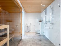 Todella tilava kylpyhuone kahdella suihkulla, wc ja sauna