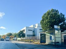 Bussi kulkee viereiseltä Kalevantieltä.