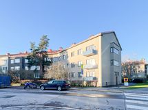 Taloyhtiö seisoo jykevästi omalla tontillaan