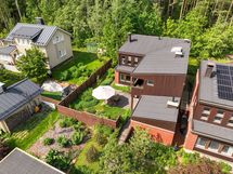 Vehreä piha-alue jatkuu taloyhtiön pihalle, jossa jokaisella on oma kaistale käytössä.