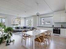 Ylellistä tunnelmaa asuntoon tuovat suuret ikkunat ja laadukkaat parkettilattiat.