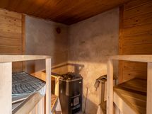 Yhteinen tila yläkerrassa, sauna- kylpyhuone ja pyykinpesu