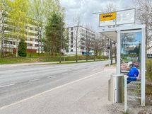 Lähin bussipysäkki sijaitsee saman tien varrella.