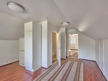 Autotalli/piharakennuksessa huoneita