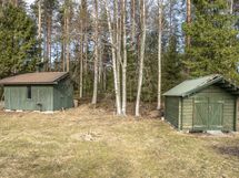 Takapihalla metsä, kallioita ja varastot