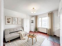 Ylimmän kerroksen pintaremontoitu yksiö uudella keittokomerolla modernilla kylpyhuoneella.