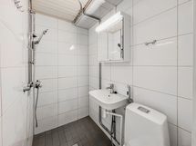 Kylpyhuone on moderni ja siisti