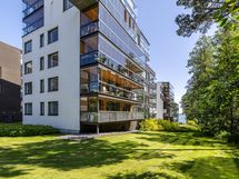 Asunto sijaitsee omalla tontilla päättyvän tien viimeisessä talossa, puiston laidassa.