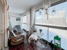 Huoneiston levyisellä lasitetulla parvekkeella kelpaa istuskella nauttien merimaisemista!