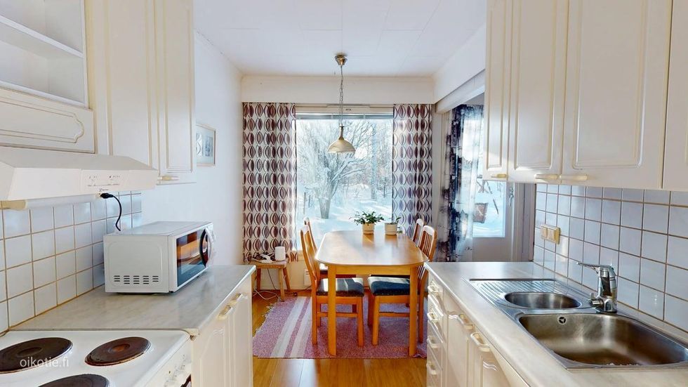 Keittiön ikkunasta näkymät puistoon