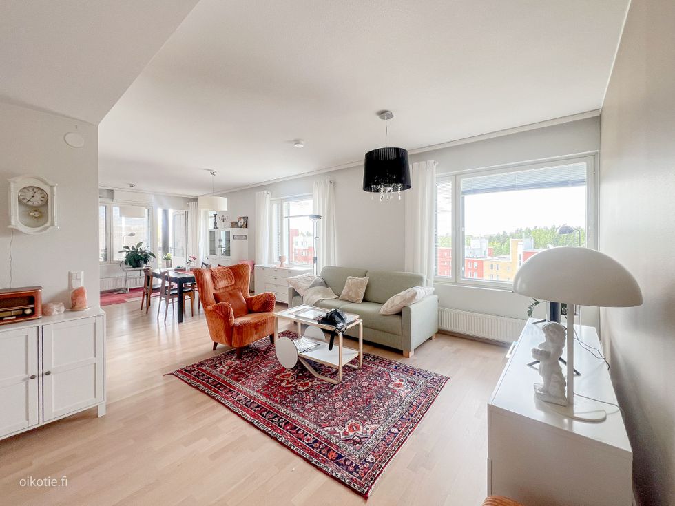 Valoisa ylimmän kerroksen koti. Huoneiston osalta on tonttiosuus lunastettu omaksi.
