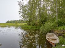 Rantaan pääsee pienellä veneellä.