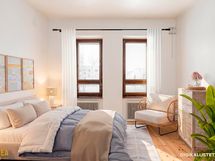 Makuuhuoneessa on korkeat ikkunat