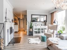 Olohuoneessa varaava takka / Vardagsrum med akkumulerande spis