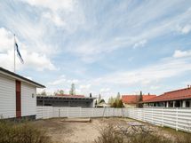 Talonyhtiön oma leikkipaikka.
