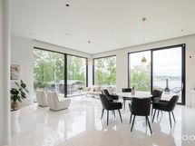 Keskikerroksen upea ja avara olohuone, josta täydelliset merinäkymät