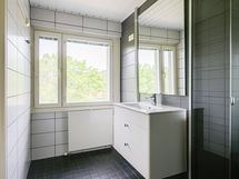 Tyylikäs, ikkunallinen kylpyhuone.