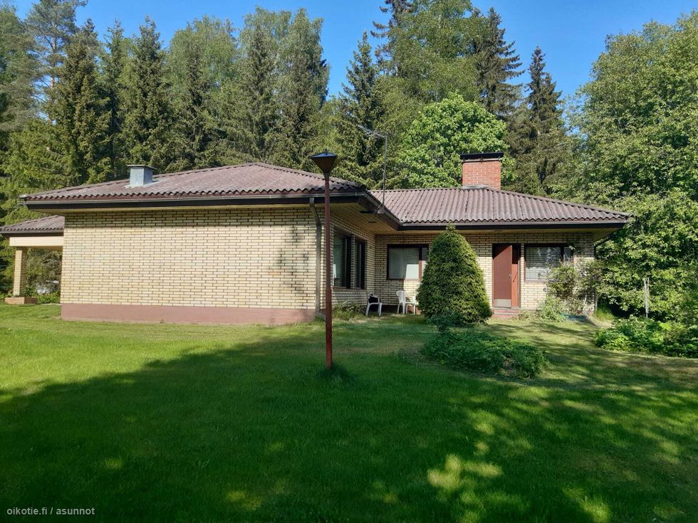 Omakotitalo pihan puolelta