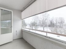 Lasitetulla parvekkeella on parvekekaihtimet.