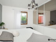 Päämakuuhuoneessa on kaapisto ja näkymä vehreälle piha-alueelle.