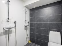 kylpyhuoneen kaksi suihkua