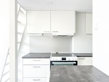 Keittiö on toimiva ja säilytystilaa on reilusti.