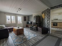 Olohuoneessa varaava takka