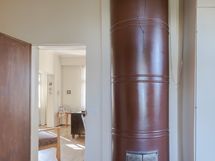 Alakerran makuuhuoneen tulisija