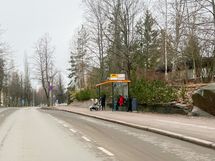 Muutaman minuutin kävelymatkan päässä lähin bussipysäkki.