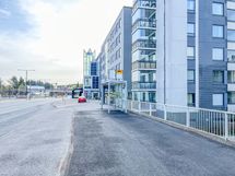 Bussipysäkki löytyy suoraan talon edustaltakin