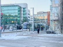 Bussit, raitiovaunut, sekä juna kulkevat sellon läheltä.