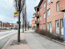 Ratikkapysäkki on minuutin kävelymatkan päässä.