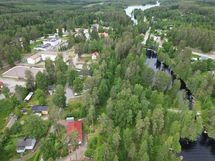 Ihan siinä kirkonkylällä, mutta niin omassa rauhassa