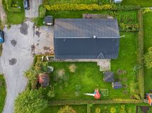 Kuusitien päässä sijaitsevan kiinteistön parkkialue on suuri, eikä tiellä ole ohikulkuliikennettä.