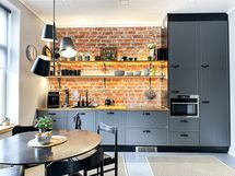 yhteiskäytössä oleva keittiö alakerran toimiston kanssa