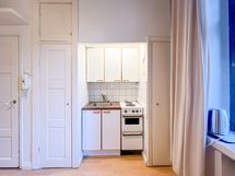 Asunnossa on keittokomero ja pari kiintokaappia.