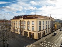 Tässä etukulmassa 3.kerros, oikealle kolme ikkunaa, vasemmalle 4 ikkunaa.