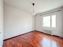 Asunnossa on tilava makuuhuone ja asunnon ikkunat ovat länteen 3. kerroksesta.