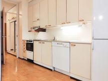 Keittiön varusteluun kuuluu mm. astianpesukone.