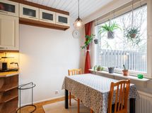 Keittiön yhteydessä on ruokailutila
