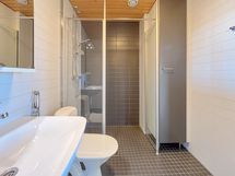 Kylpyhuone on tilava ja siellä on paikka pesutornille.