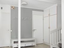 Alakerrassa on tilaa sisääntuloon ja yläkertaan kiipeämiseen