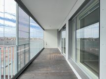 Lasitettu länsiparveke on todella tilava