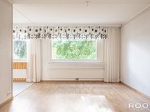 Keittiö avautuu vasemmalta olohuonetilaan.