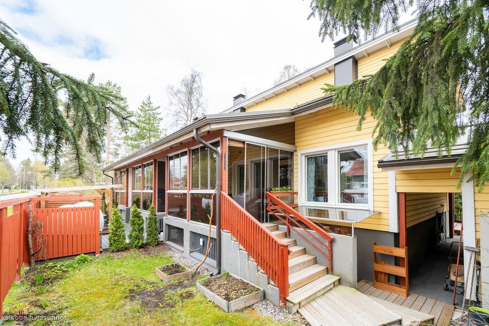 Julkisivu takapihalta