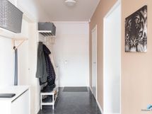 Eteisen lattia on laatoitettu.